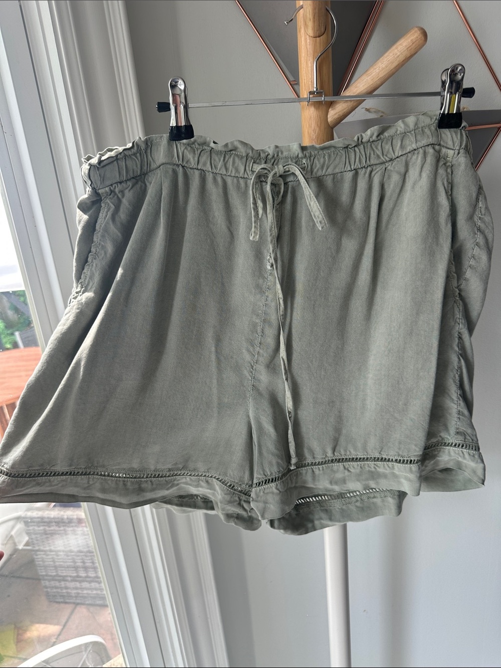CLOTH & STONE ANTHROPOLOGIE Relaxed Drawstring Shorts Sage Green Flowy Medium